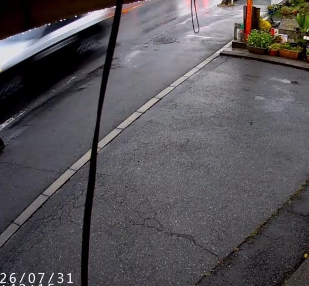 男のすぐ後ろをサイレンを鳴らしたパトカーが追跡していた（写真／地元住民提供）