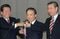 1995年12月28日、新進党党首に進出された小沢一郎と海部俊樹、羽田孜。写真：APアフロ