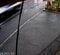 男のすぐ後ろをサイレンを鳴らしたパトカーが追跡していた（写真／地元住民提供）