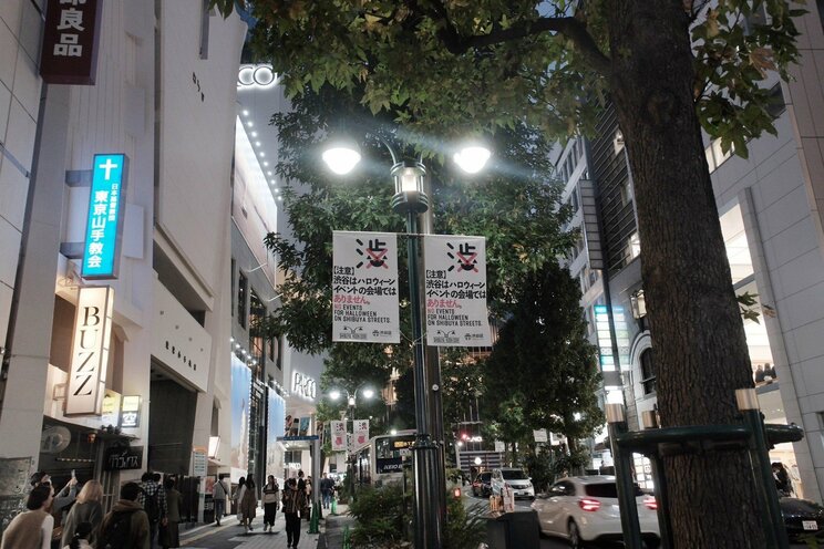 〈2023ハロウィーン〉渋谷の街から仮装・バカ騒ぎする若者が消えた！「（コスプレ）ダメだよダメ、ダメ～」警察官に注意された黒ひげ危機一髪男は段ボールを自ら破壊。ハチ公出口も喫煙所も閉鎖…渋谷区が本気だしてきた！_21