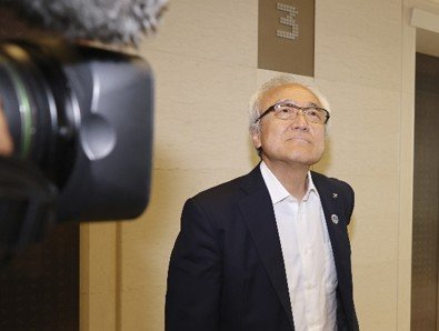 7月24日全国都道府県議会議長会の総会後、会場を後にする福岡県議会の蔵内勇夫議長（写真／共同通信社）