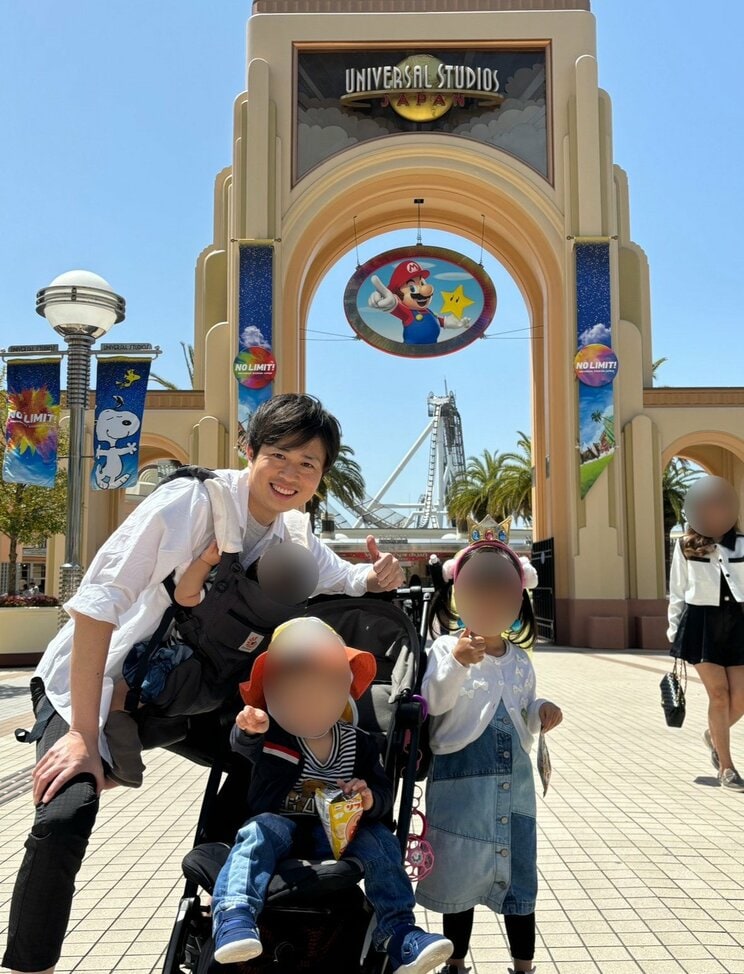 愛犬家の熊崎アナ。自宅では飼い犬の他、3人の子供に囲まれている。「『ラヴィット！』出演日は保育園の送り迎えは妻に任せる形になっちゃうので、僕が休みの日は、妻に遊びへ出かけてもらうなど、積極的に子供の世話をするようにしてます」（写真／本人提供）