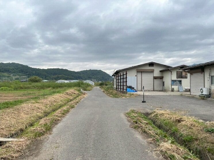 右にある工場内にパトカーが停まったところで、警察官らは被告の狙撃を受けた（写真／筆者撮影）