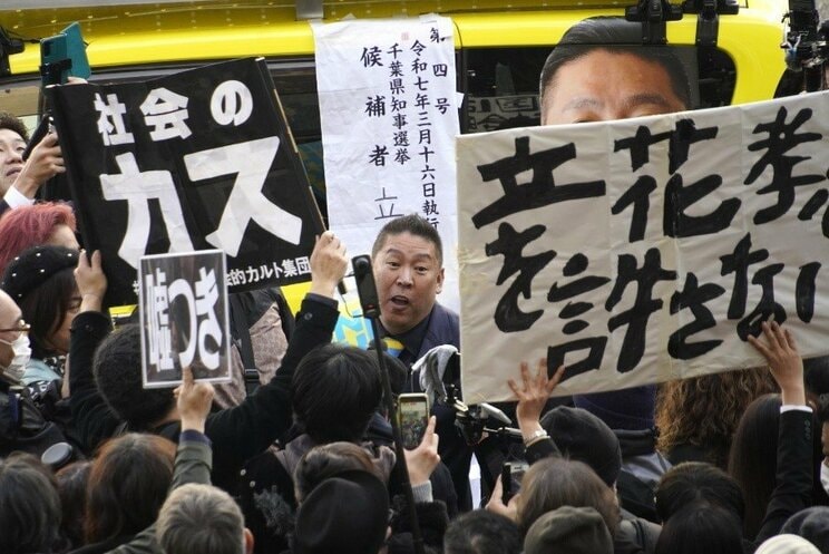 ３月１日、神戸市での街頭演説で抗議する市民と口論する立花孝志氏（撮影／集英社オンライン）