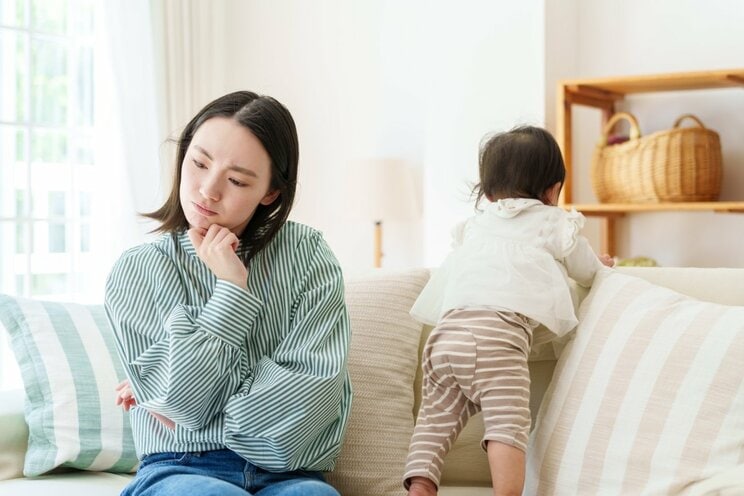 キャプション　子どもからの暴力に耐える日々が続くという佐川さん（写真はイメージ／Shutterstock）
