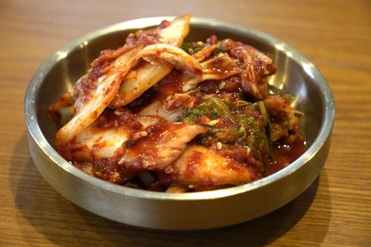 お店自慢のキムチ（撮影／集英社オンライン）