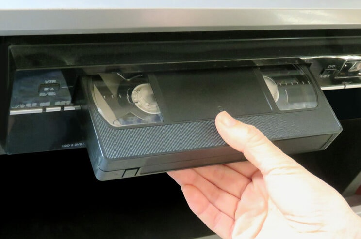 ビデオの登場で、同世代との乖離はさらに深く……。（写真／PIXTA）