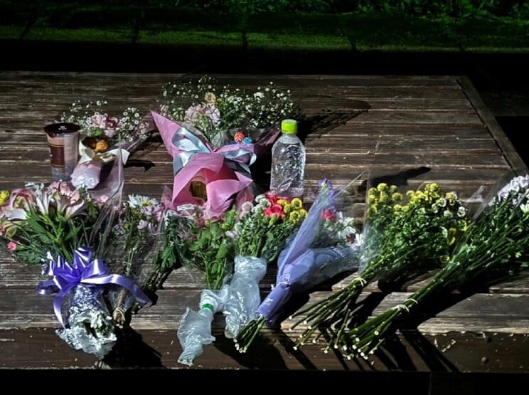 事件当時の現場付には多くの花が供えられていた（撮影/集英社オンライン）