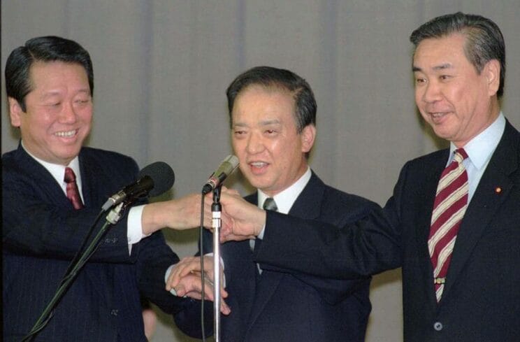 1995年12月28日、新進党党首に進出された小沢一郎と海部俊樹、羽田孜。写真：APアフロ