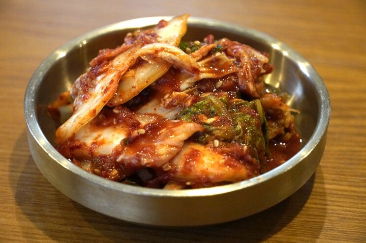 お店自慢のキムチ（撮影／集英社オンライン）