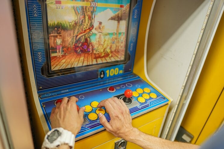 「1プレイ100円」の筐体は、値上げするなら次は200円になってしまう（写真／Shutterstock）