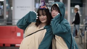 〈2023ハロウィーン〉艶っぽい魔導士やポケモン女子に「ゲットしていいですか?」静かな渋谷で残った男たちはナンパ、ナンパ…警察の声かけに嫌気をさした外国人コスプレイヤーは渋谷を離れ新宿で「ウェーイ」