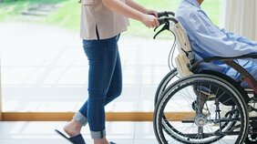 介護後の再就職、女性は年収5割減なのに介護の負担額は2000万円以上?…介護のための退職が生み出す最悪のループ