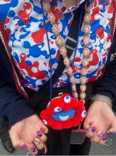 ミャクミャクグッズで全身コーデした来場者