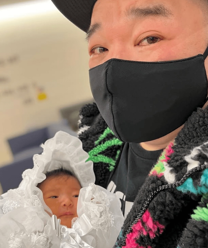 長女を初めて抱っこしたときの内山さん（uchiyama_family Instagramより）