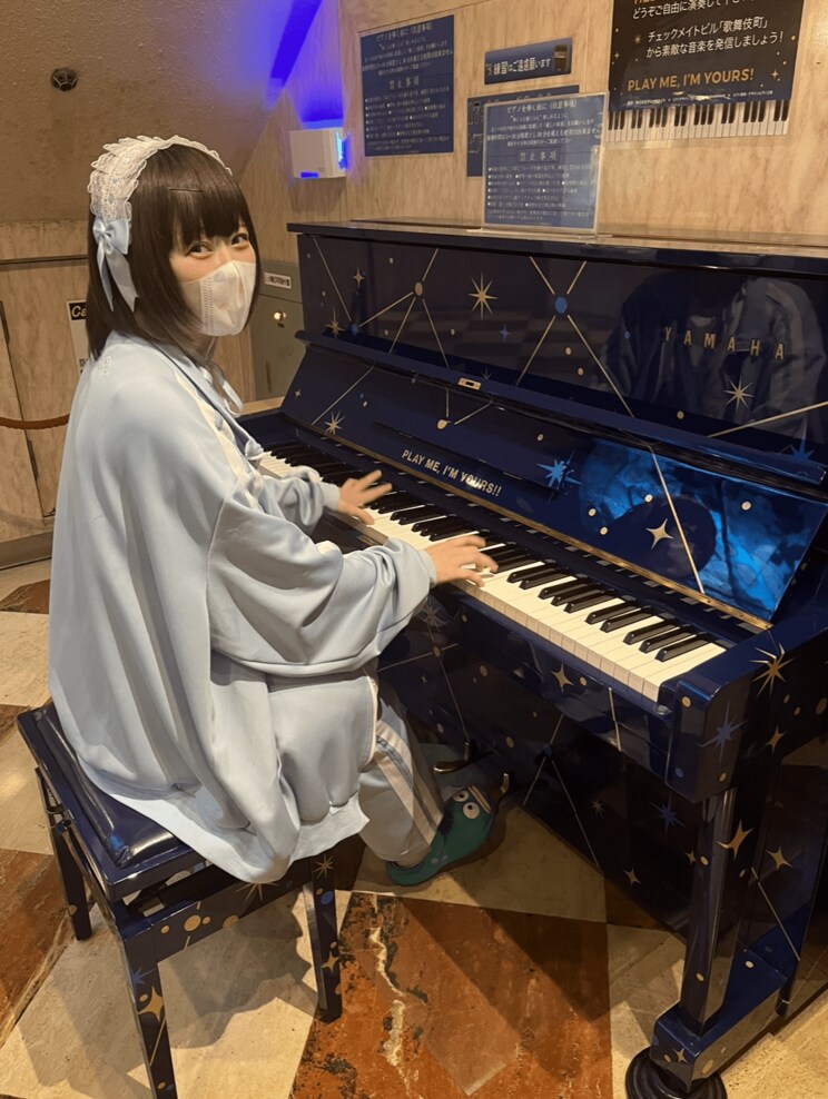 歌舞伎町・深夜のストリートピアノに密着！ 日芸ピアノ科を首席で卒業してピアニストを目指すキャバ嬢。「今はキャバクラで働いてるけどいつかは…」_20