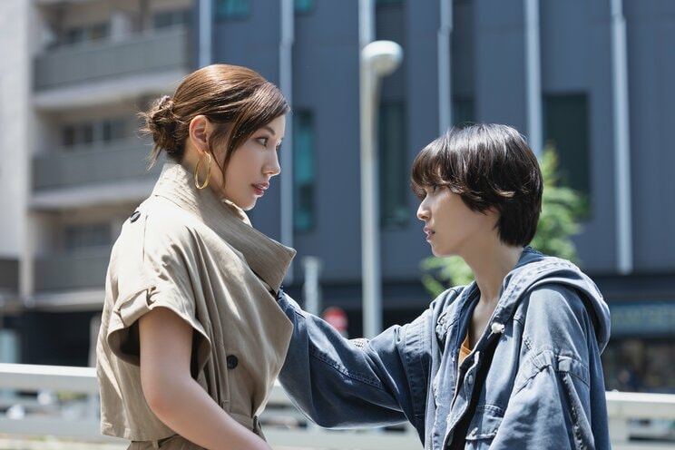 遠山凛（仲里依紗）と沼田文（松岡茉優）　写真／Netflix提供
