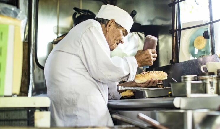 今屋のハンバーガー西公園本店を営む、今年で80歳になる今崎勝美さん（公式HPより）
