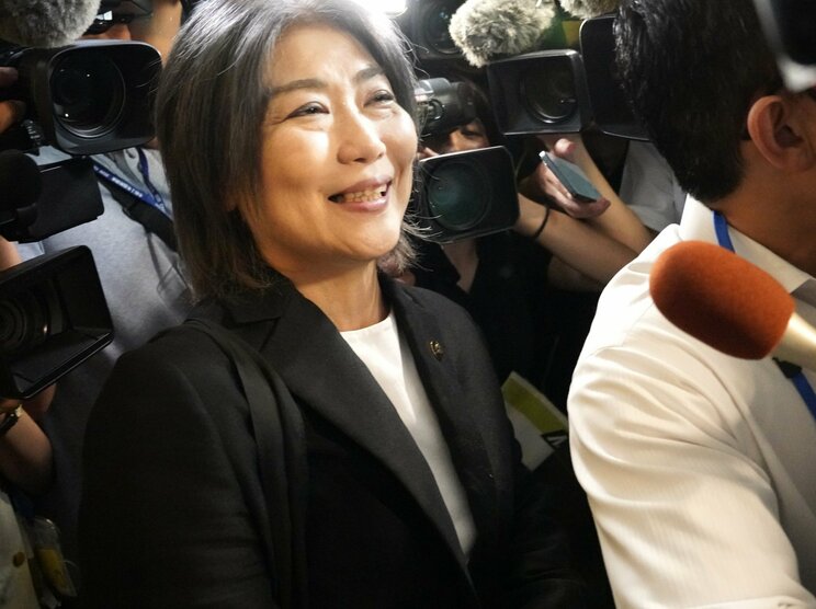 9月１日、伊東市議会で不信任決議案が可決された後、議場を後にする田久保眞紀市長（撮影／集英社オンライン）