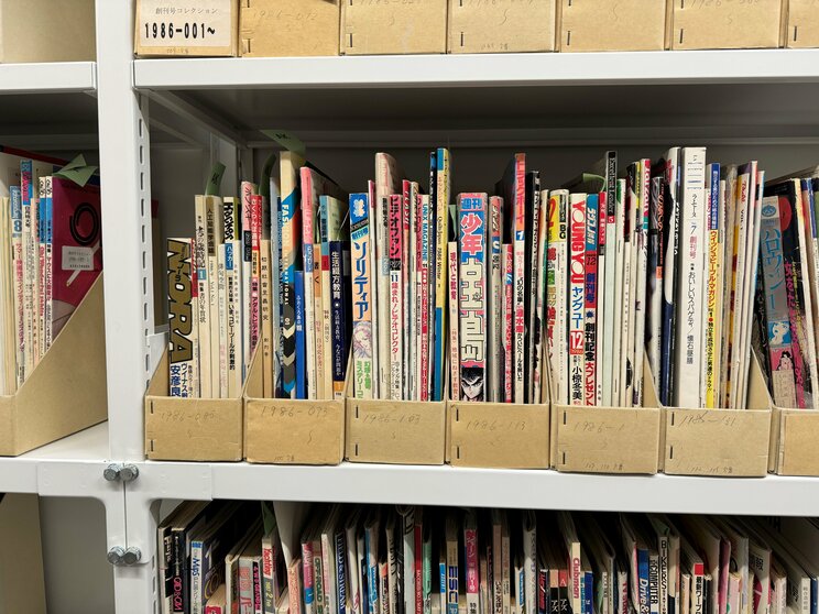 『週刊少年ジャンプ』創刊号（上）と『週刊少年宝島』創刊号（下）