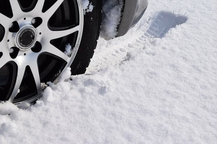 〈外国人レンタカー事故が1.8倍に〉「逆走」「ノーマルタイヤで雪道」も…観光地で住民生活に影響、「動画見ないとエンジンかからない仕組みを」_12