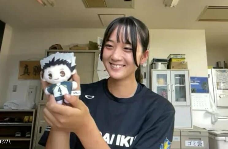 オンラインで取材に応じるよつはさん。「集英社さんの取材ということで、木兎光太郎さんの人形を用意しました（笑）」