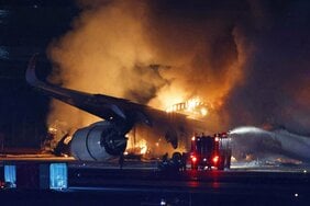 「早くドア開けろ!」怒鳴る人、泣き叫ぶ子ども、ファーストクラスでも…乗客が伝える“戦慄の機内“…それでも全員退避の奇跡の脱出劇、元CAが語る”魔の11分“の恐怖とは〈羽田JAL機衝突事故〉