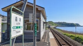 〈日本一の難読駅〉「驫木駅」これ、なんて読む？ JR駅名で最多30画の漢字を使う青森の小さな無人駅…「馬が3頭も驚いた」という名前の由来と日本海を望む絶景