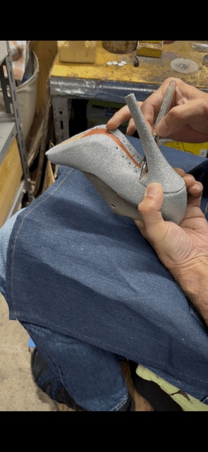 ハイヒール職人の作業工程（写真／株式会社コメックス）