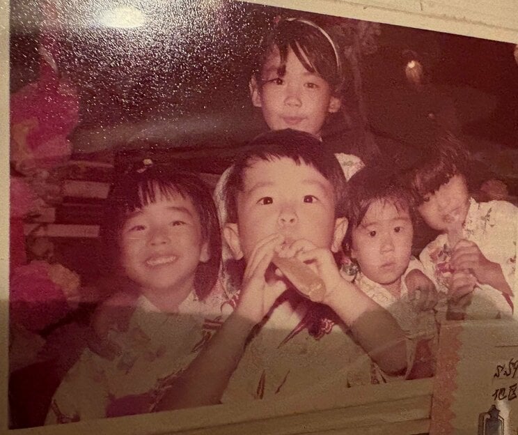 幼少期のフジコちゃん（写真左、写真／本人提供）