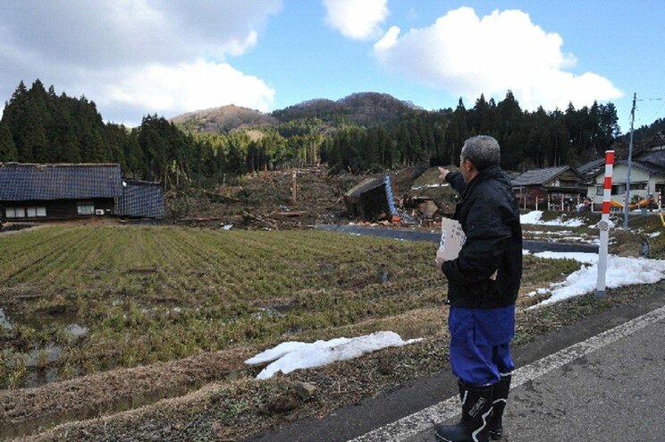 土砂に埋もれた我が家を見つめる水口さん（撮影／集英社オンライン）