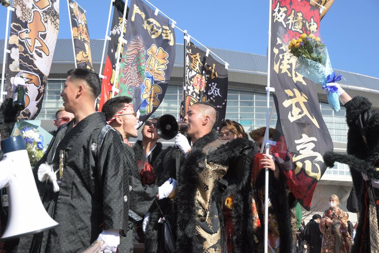 〈画像多数〉「カッコよく撮ってくださいよー！」 今年もド派手な衣装で盛り上がりを見せた北九州・二十歳の記念式典密着ルポ_44