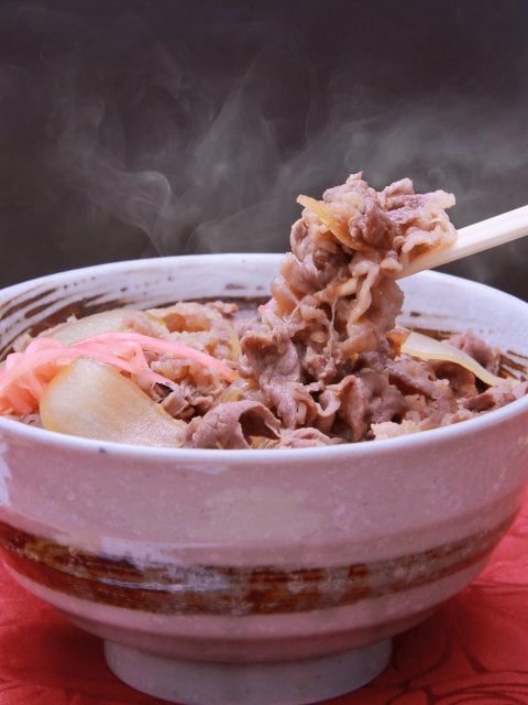 〈ユーチューバー炎上〉“浴槽いっぱいに牛丼”動画は何がオモシロイのか？「食べ物粗末にするな」の批判多数も、擁護派からは「YouTubeくらいはコンプラを気にしないでほしい」の声も。街の100人の“生”の声は？_6
