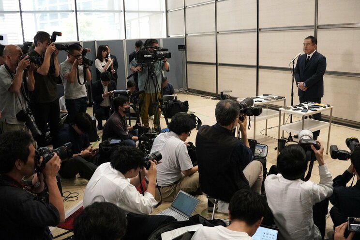 〈TOKIO 国分太一が無期限活動休止〉「何があったのか全然わからない」「被害者の名を教えろとか言ってるんじゃない」日テレ社長“モヤモヤ会見”に飛んだ怒号…会場で覚えた違和感 _6
