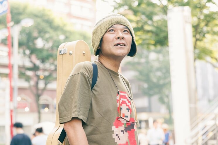 現在もソロやユニットで精力的にライブ活動を行っている。着用している自身モチーフの還暦記念Tシャツは知人のRoseLove氏が作成