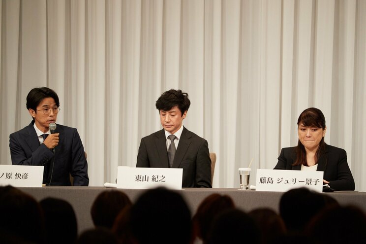 〈ジャニーズ事務所歴史的“異例”会見〉ファンへの謝罪でジュリー氏が手を震わせ、落涙。「母・メリーはジャニーのことを守りすぎた」東山新社長も「守るべきは子どもだったが、物申す勇気がなかった」_5