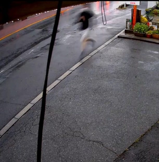 防犯カメラに記録されていた逃走する男（写真／地元住民提供）