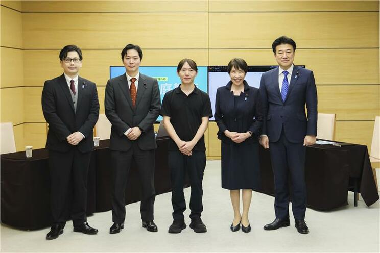 8月28日、安野党首らから「AIの家庭教師」としてサポートを受けた高市総理（写真／首相官邸Xより）