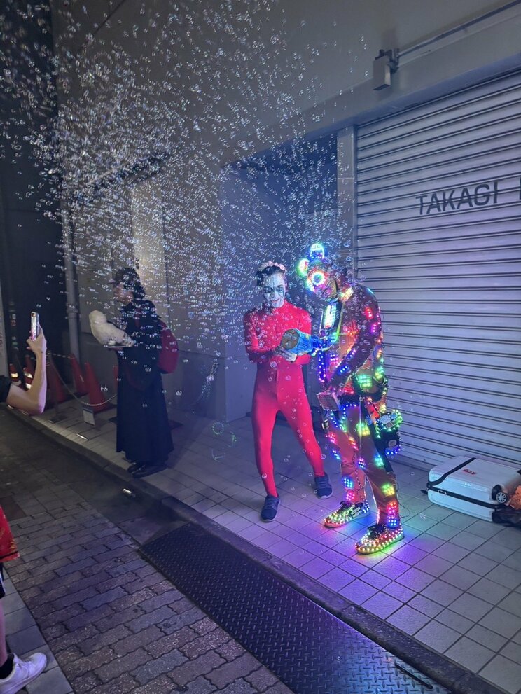 〈外国人だらけの渋谷ハロウィーン〉「休止？シラナイヨ」「誰も止められないヨ」酒がなくてもハイテンションで…【2024 衝撃写真記事 5位】_29