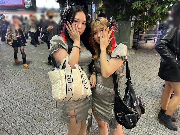 左から、ゆめさん（19歳）、みほさん（19歳）（撮影／集英社オンライン）