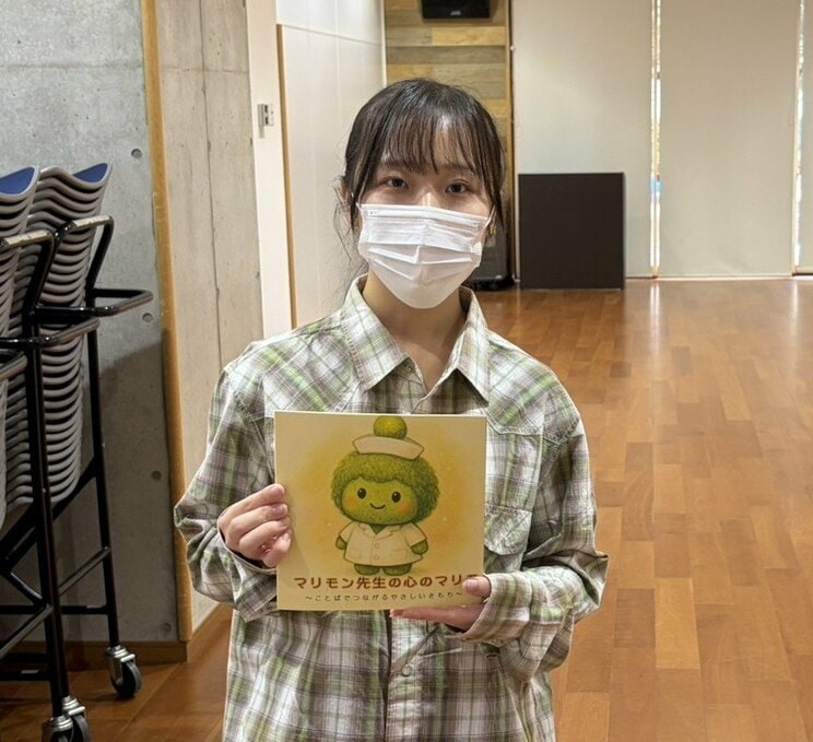 取材に応じる若林さん（撮影／集英社オンライン）