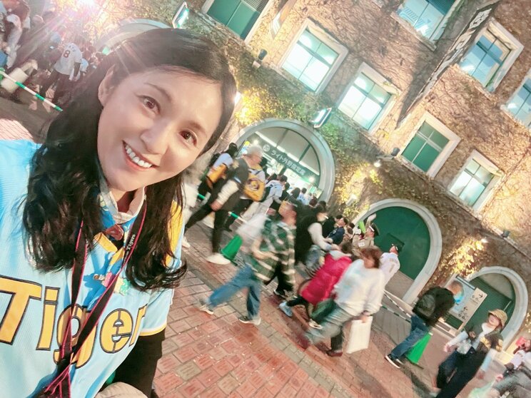 自身も阪神の熱烈応援で「ストレスを軽減している」という牛窪恵さん（写真／著者提供）