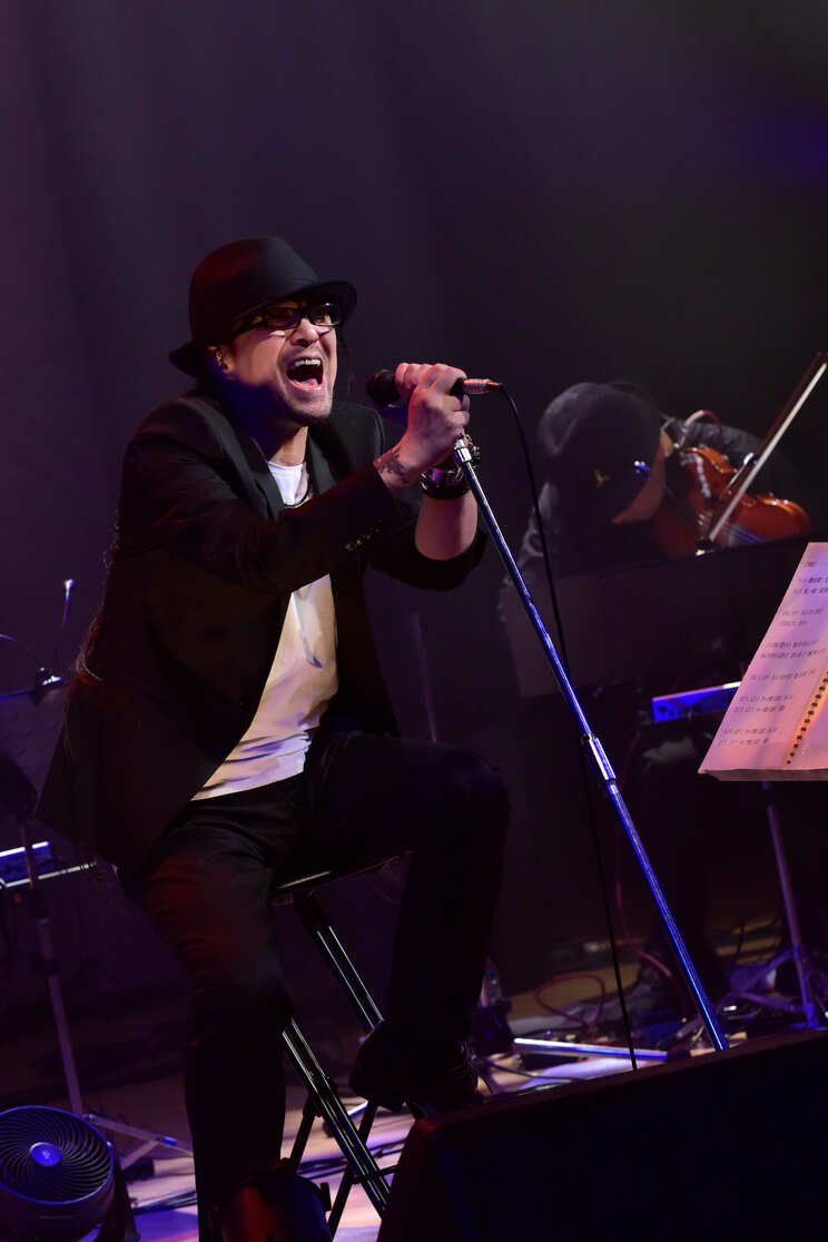 ライブで歌う上杉昇（写真／本人提供）