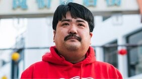 「じゃがりこは太陽!」と溺愛する鈴木もぐらが、相方・水川と衝突し、ラジオの人気コーナー誕生のきっかけとなった「遅刻の新幹線」と「じゃがりこ」