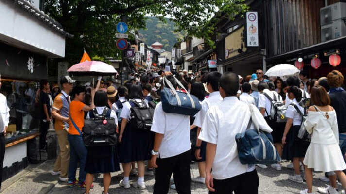 修学旅行先で相次ぐ「京都撤退」…外国人観光客の増加で各地の学校から悲鳴「日本人が日本のいい場所を巡れないなんて…」