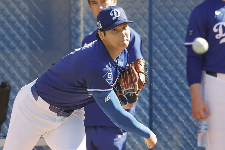 投球練習をする大谷翔平（写真／共同通信社）