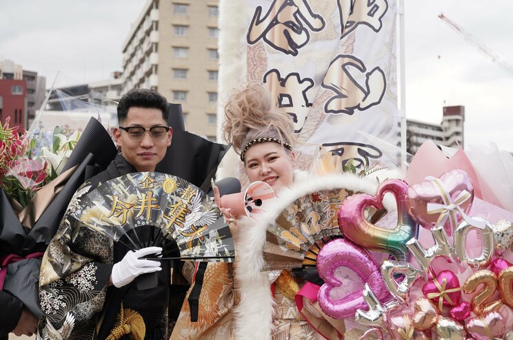 〈画像多数！〉「カッコよく撮ってくださいよー！」 今年もド派手な衣装で盛り上がりを見せた北九州・二十歳の記念式典密着ルポ_11