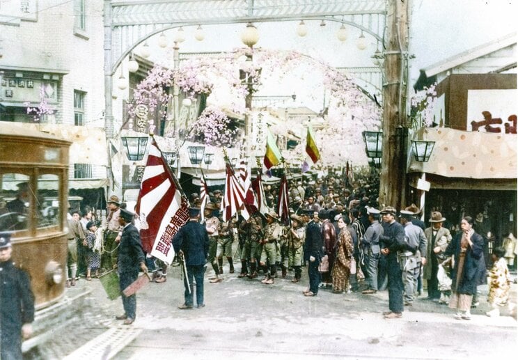 【写真多数】〈終戦78年〉出撃前の特攻隊、原爆のきのこ雲、火炎放射器で焼かれる沖縄―。AI技術と対話をもとにカラー化した写真が繋げる“過去と現在”_4