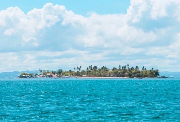 フィリピンの海に浮かぶカオハガン島（写真／Instagram「Caohagan Island」より）