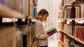 SNSでバズる文章を書くには、あえてコスパの悪い「新聞や雑誌を破りながら読む」が必要! プレゼン能力向上にも最適な「ちゃんと読む」習慣とは